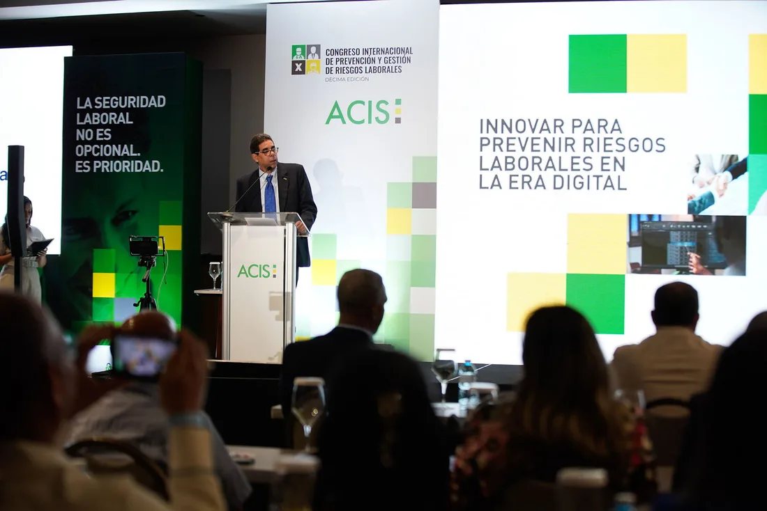 Conferencia en el escenario ACIS — La seguridad laboral no es opcional, es prioridad